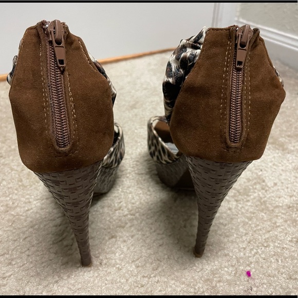 Cheetah print 6” heels with same ankle strap - Picture 5 of 5